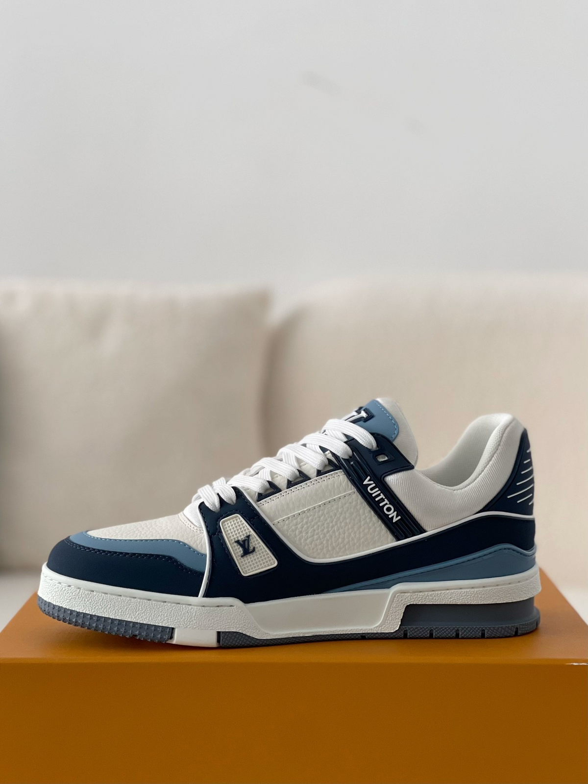 LV Trainer 'White Blue'